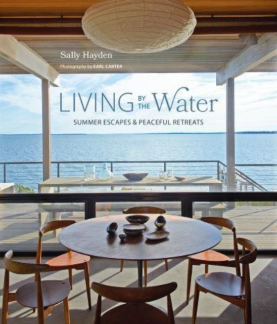 Living by the Water : Summer Escapes and Peaceful Retreats, Hardback Book