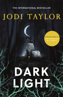 Dark Light : A twisting and captivating supernatural thriller (Elizabeth Cage, Book 2)