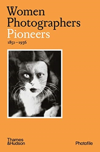 Women Photographers: Pioneers, Paperback / softback Book