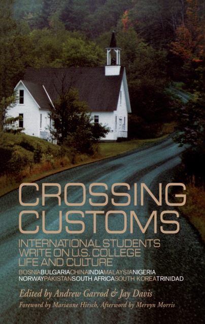 Crossing Customs : International Students Write on U.S. College Life and Culture, PDF eBook
